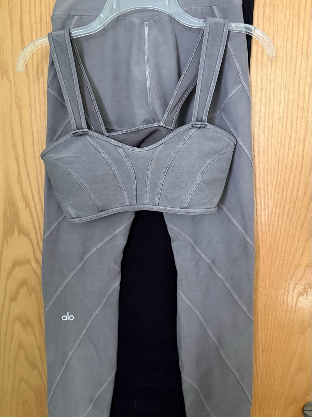 Alo Soft Sun Ray Set Cool Gray Sculpting Bra and Leggings